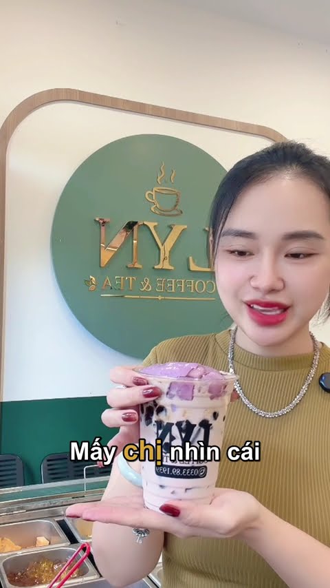 Chủ quán LYN COFFEE & TEA quay video giới thiệu ly trà sữa khoai môn đá